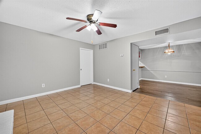 Foto del edificio - 2110 Wilcrest Dr