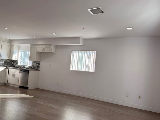 Building Photo - 3527 3/4 Siskiyou St