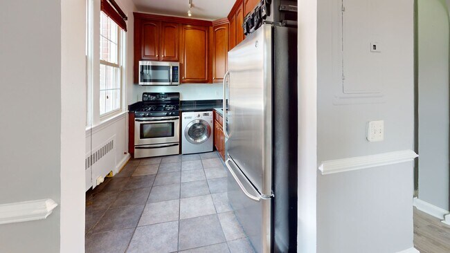 Foto del edificio - *ONE MONTH'S RENT FREE* Top Floor Updated ...