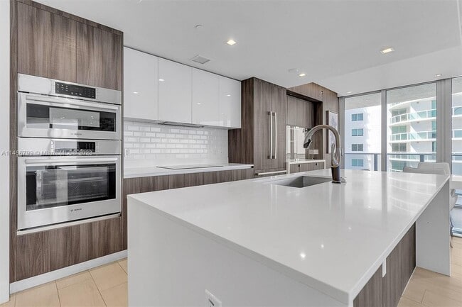 Foto del edificio - 488 NE 18th St