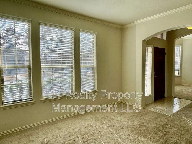 Building Photo - 6304 Blackstone Dr