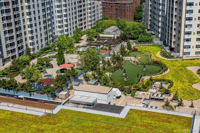 Foto del edificio - 40-28 College Point Blvd