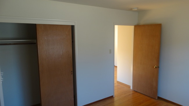 Building Photo - Apartment near shopping/freeway/caltrain