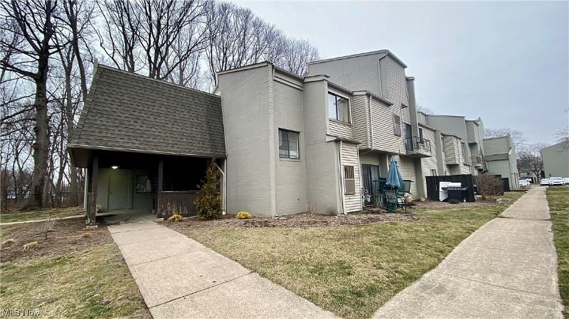 Photo - 38365 North Ln (Willoughby, OH)