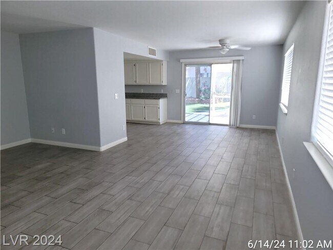 Building Photo - GORGEOUS NW HOME WITH AN OPEN FLOORPLAN!!