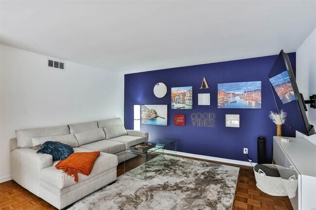 Foto del edificio - 13453 Coliseum Dr