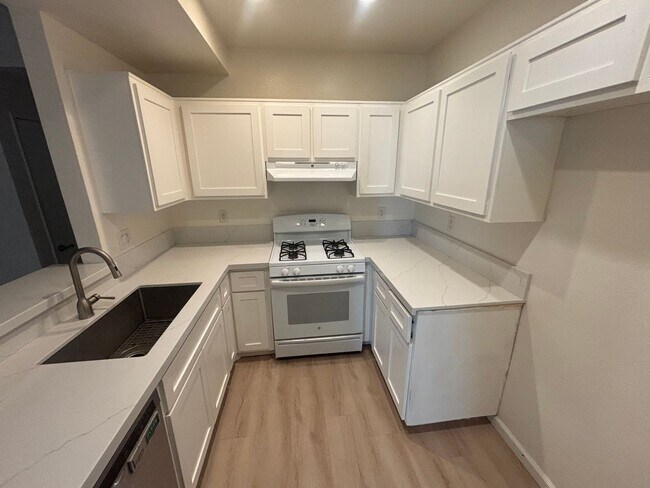 Foto del edificio - Beautiful 2-Bedroom Lower-Unit Condo in Sienna Villas of Valencia!