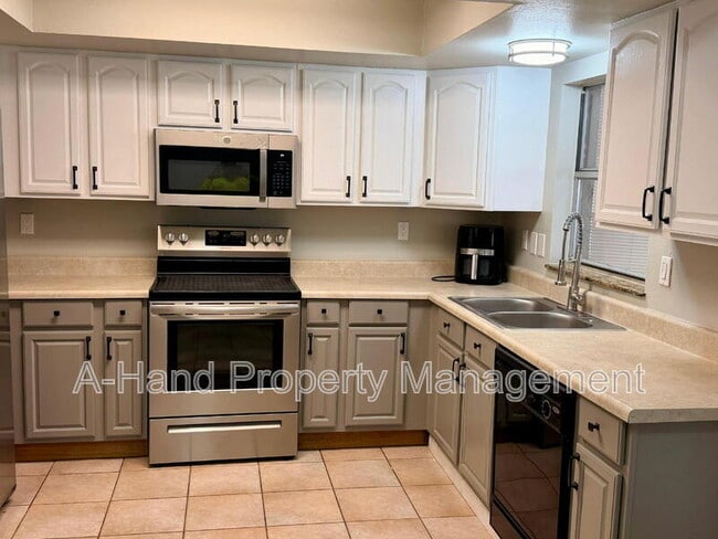 Building Photo - 918 San Carlos Way