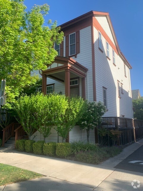 Building Photo - 2129 Clark St