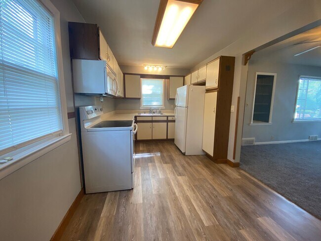 Building Photo - 3 Bedroom house w/Large Fenced in Yard!!