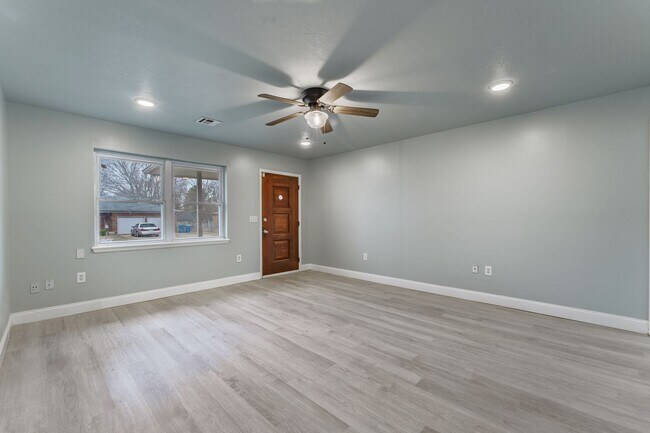 Foto del edificio - Great Location near Walmart Campus