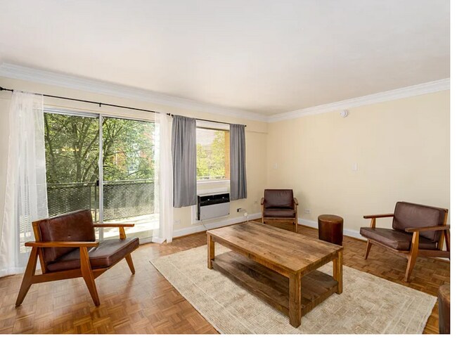 Amplia sala de estar con mucha luz natural - 1800 Jefferson Park Ave