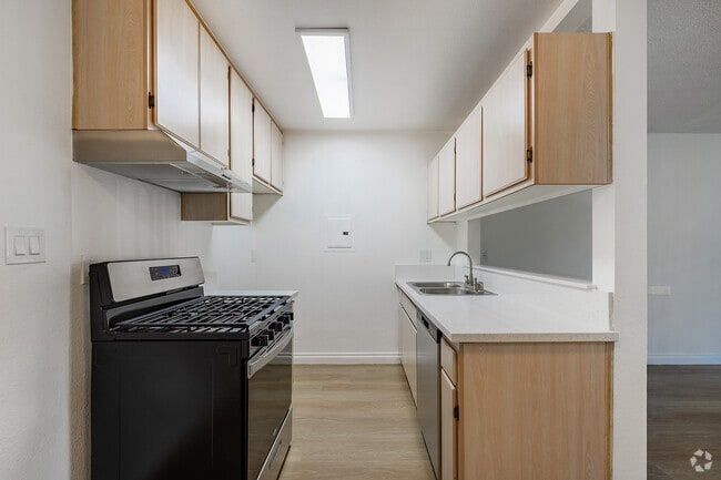 1BR, 1BA - 561SF - Kitchen - Casa Patrina Apartments