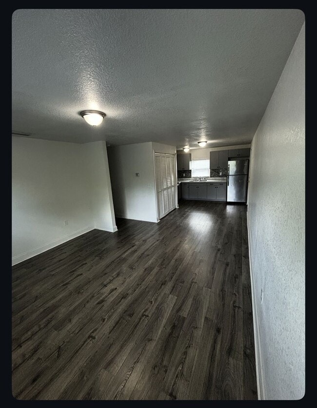 Building Photo - 2 Bedroom, 1 Bathroom Home!