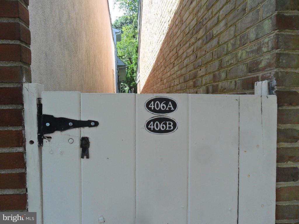 Building Photo - 406 Delaware St