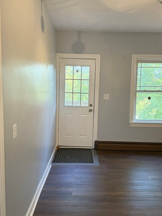 PUERTA TRASERA - 461 Aiken Ave