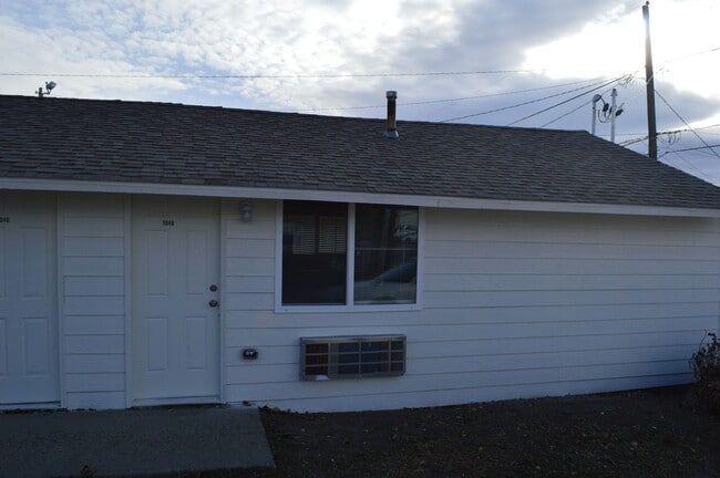 Building Photo - Centrally Located One Bedroom Duplex