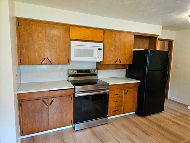Building Photo - 3Bd/2Ba Single Story House - For Viewing!