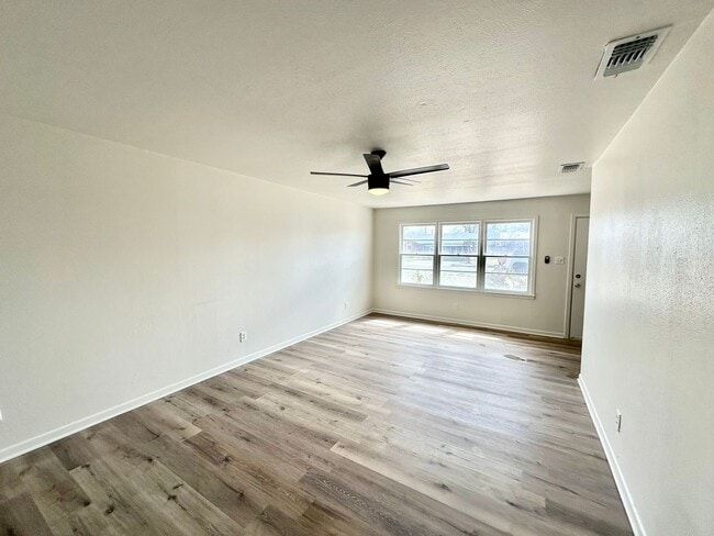 Building Photo - Fall 2025 Pre-Lease! Centrally Located & R...
