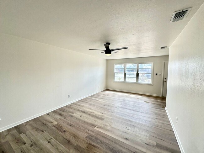 Foto del edificio - Fall 2025 Pre-Lease! Centrally Located & R...