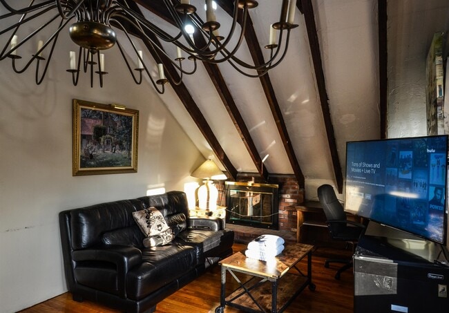 Photo - 445 Hope St House