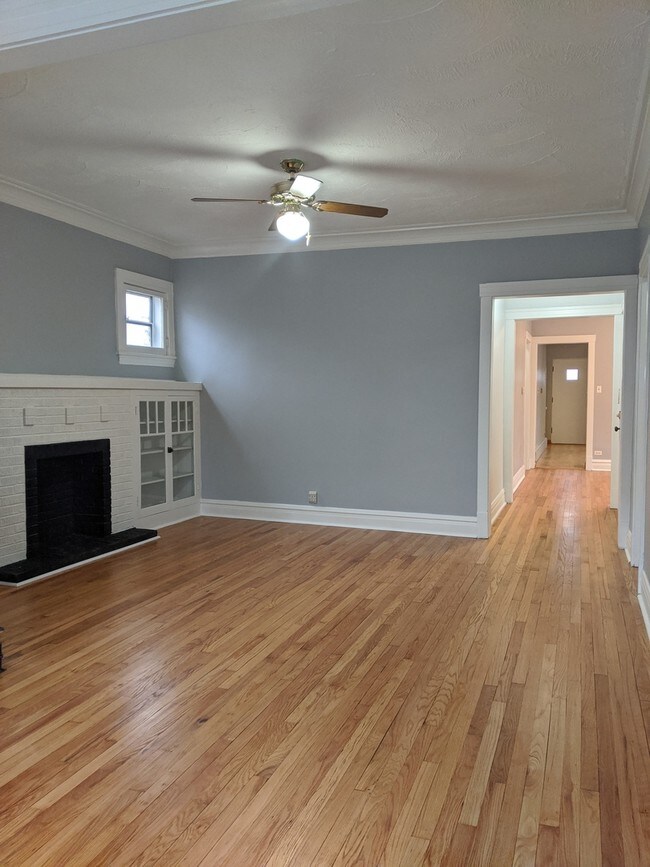 Building Photo - 4914 W Pensacola Ave