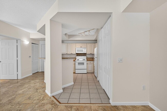 Building Photo - 720 S Sapodilla Ave