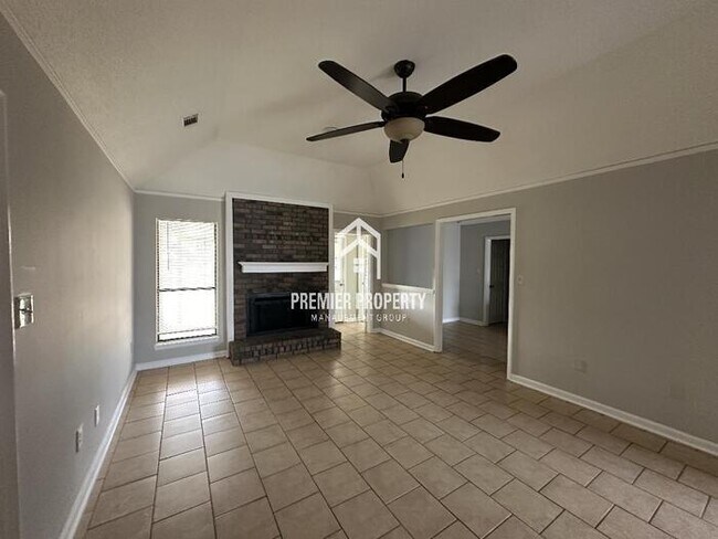 Foto del edificio - 819 Autumn Woods - Available Now!