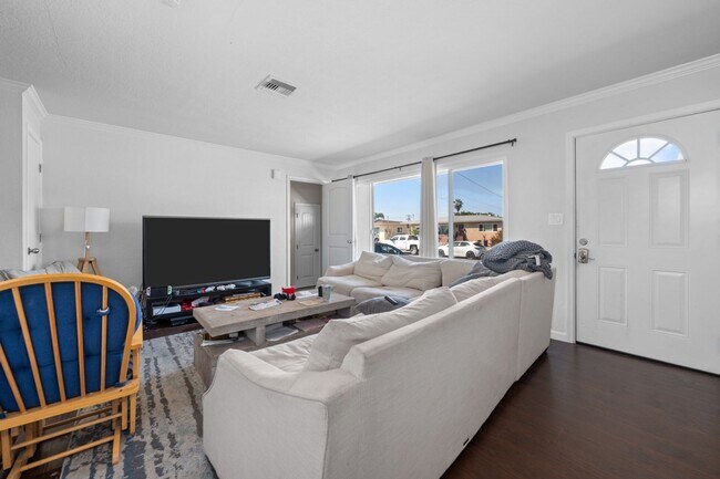 Foto del edificio - Major improvements coming before move in!