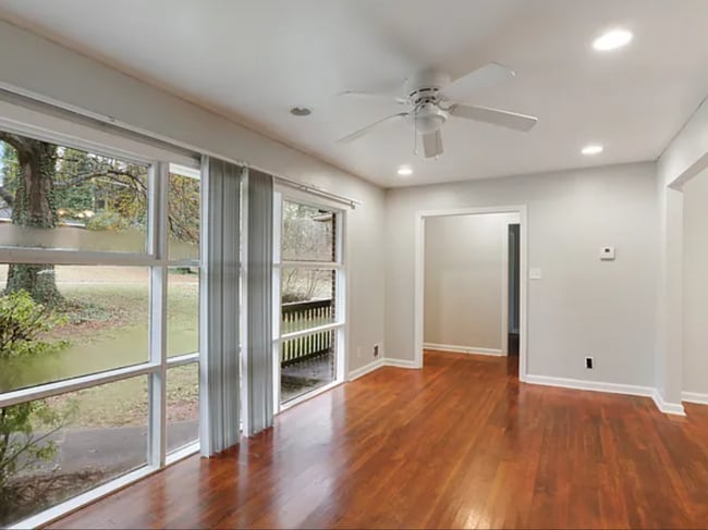 Building Photo - 3-bedroom, 1.5-bath in Decatur!