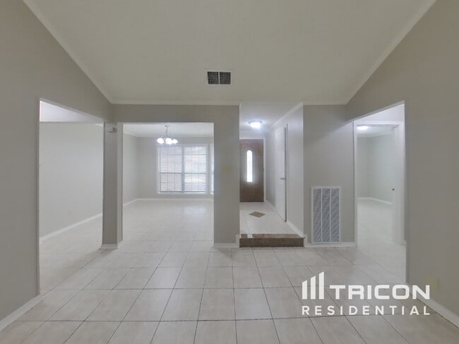 Foto del edificio - 6810 Maple Lk St