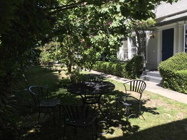 Garden and Tables - 144 S Roxbury Dr