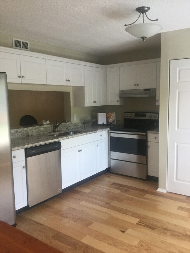 Building Photo - TOWNHOUSE  IN GREAT  NORTH RALEIGH LOCATIO...