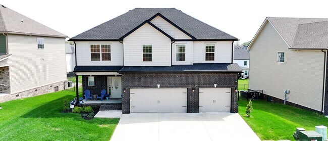 Building Photo - 4 Bedroom 2.5 Bathroom Home