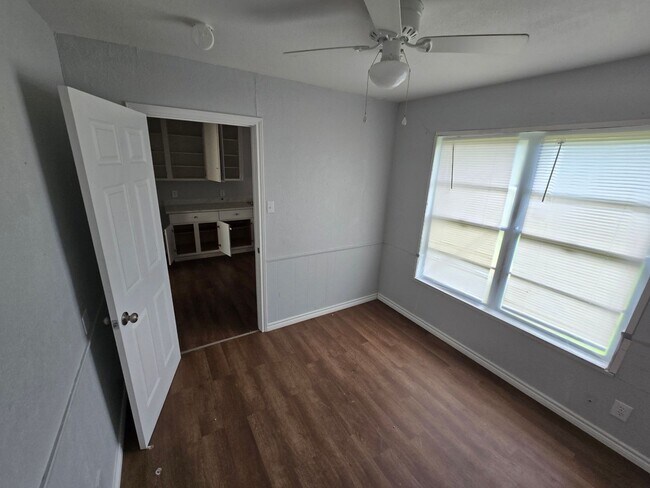 Foto del edificio - Freshly Remodeled 4-Bedroom Home in Deniso...