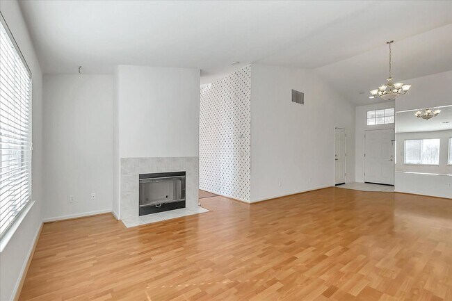 Foto del edificio - Bright 3 Bedroom Home with High Ceilings in Desirable San Jose Neighborhood