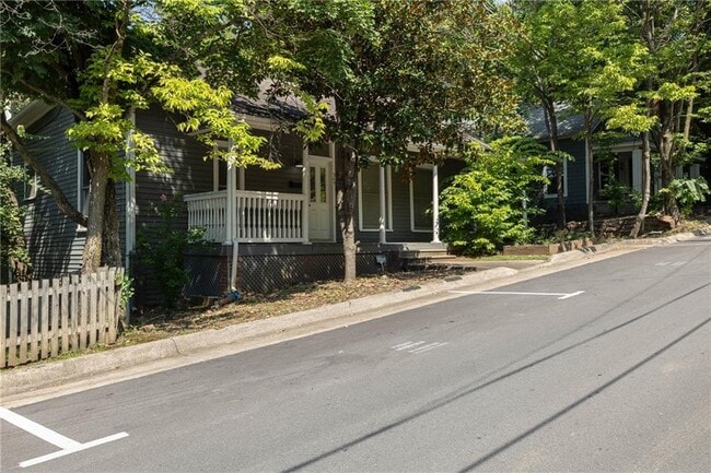Foto del edificio - 347 Rollston Ave