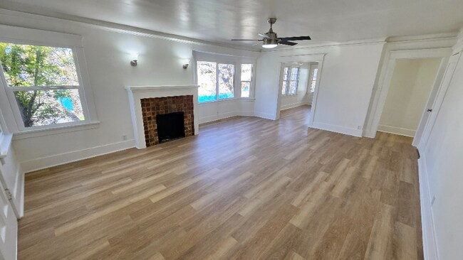 Building Photo - 3220 W 2nd St