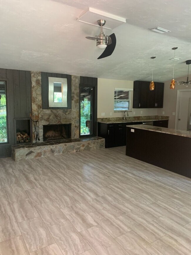 Foto del edificio - Beautifully Updated Mostly Remodeled 3 bed...