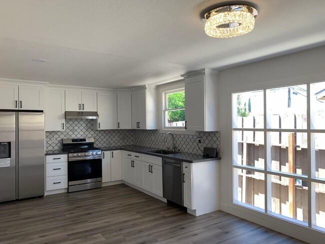 Building Photo - 641 Toyon Ave