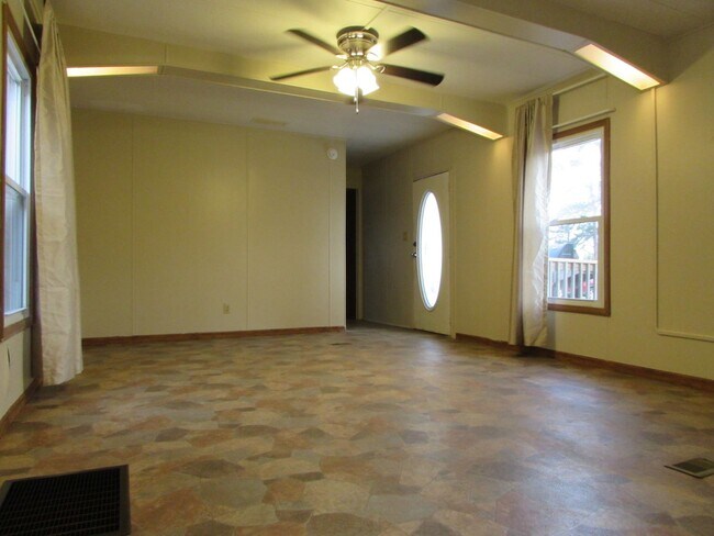 Foto del edificio - Charming 2 Bed/ 2 Bath Home in Mooresville - Cleared Lot - Storage Shed