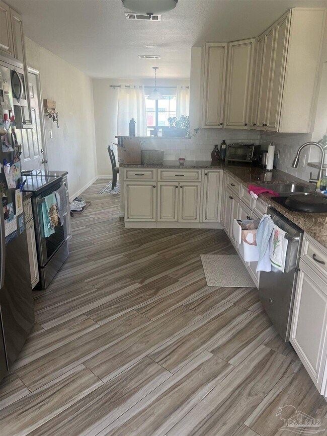 Foto del edificio - 4207 Cherry Laurel Dr