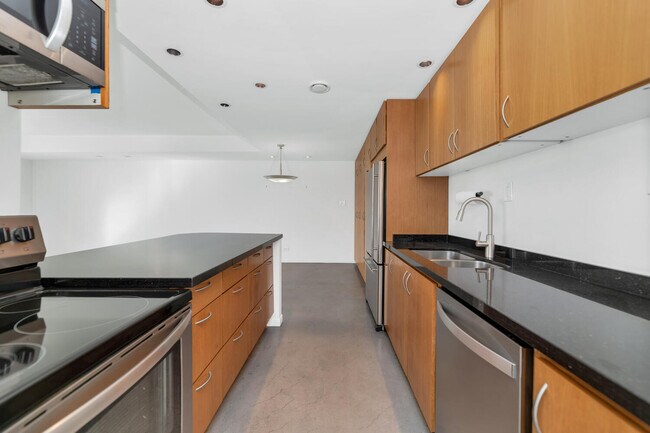 Building Photo - 207 W Clarendon Ave