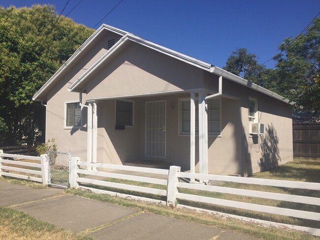 Building Photo - Cute and Tidy 1 bedroom 1 bath home in Red...