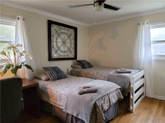 Foto del edificio - 1815 Rollingwood Dr SE
