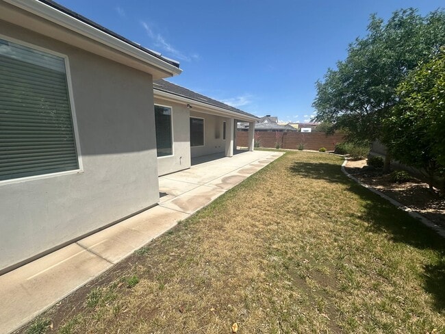Building Photo - Custom 3 bed plus Office Single Story. Cri...