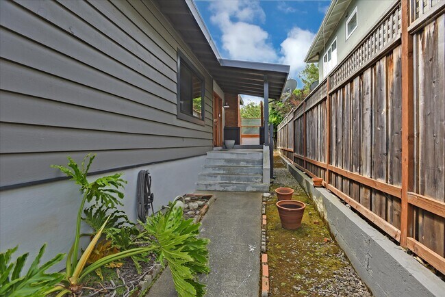 Foto del edificio - 2731 Maywood Dr
