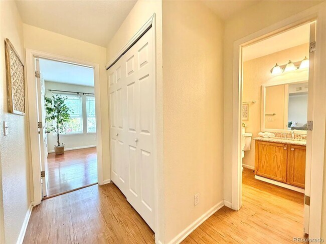 Foto del edificio - 444 S Kittredge St