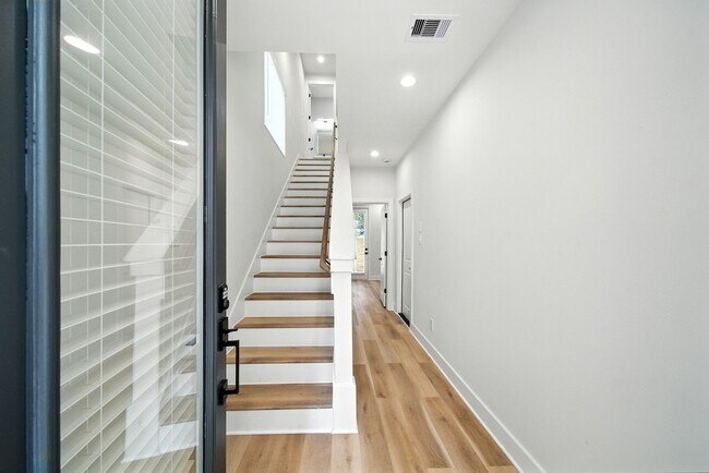 Foto del edificio - 2306 Hoskins Dr