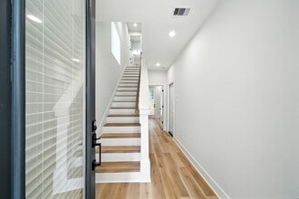 Building Photo - 2304 Hoskins Dr